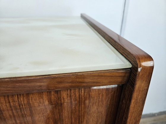 Image 1 of Aparador de caoba de mediados de siglo de 1960 con tapa de cristal