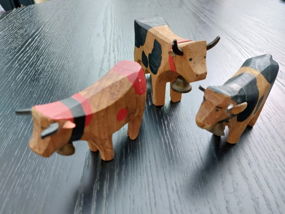 Vaches sculptées à la main par Trauffer Wood, lot de 3, années 70 – Objets déco, Leather, Metal (photo 5 of 6)