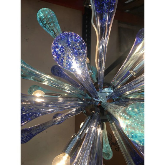 Image 1 of Lampadario Sputnik in vetro di Murano, gocce d'aria blu, con struttura in metallo cromato
