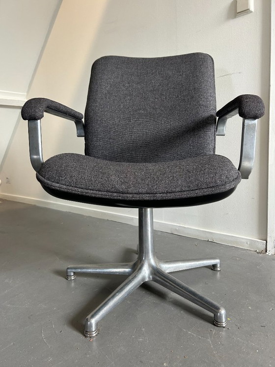 Image 1 of Artifort Design Stühle – Industriell & Zeitlos – erhältlich im 2er-Pack, 6 Stück verfügbar