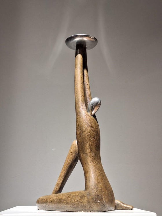 Image 1 of Mujer sosteniendo la luz