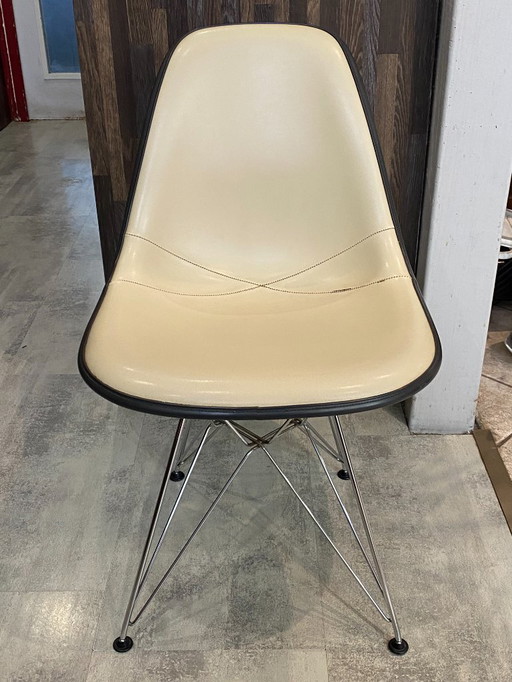 Off-white Eames Herman Miller vintage 50s 60s 70s fiberglass vinyl chair