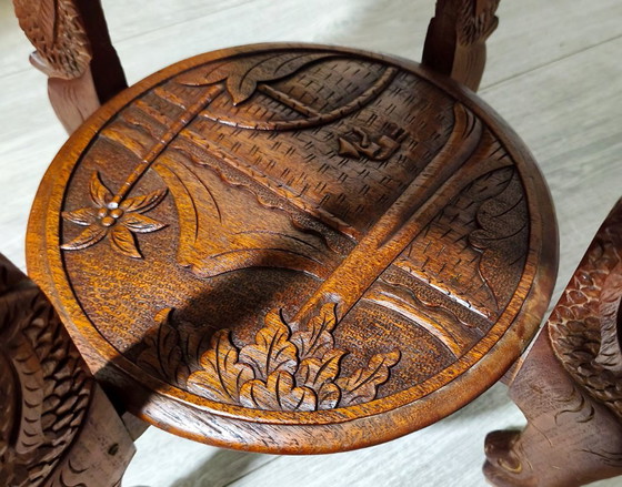 Tavolino vintage balinese in teak intagliato a mano con gambe di drago (Naga) e paesaggio vulcanico (photo 10 of 11)