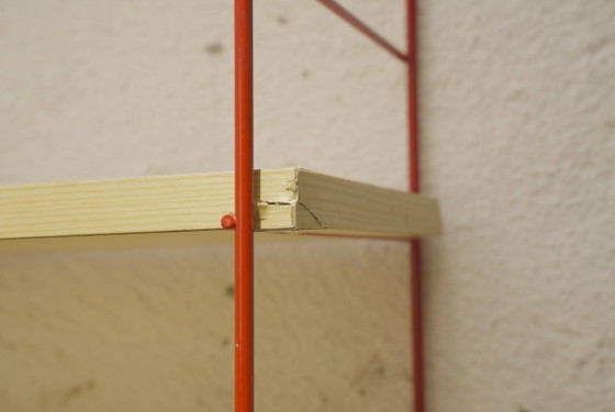 Estantería de pared estilo Tomado String, alambre de metal rojo, chapa de roble, estilo escalera de mediados (photo 9 of 23)
