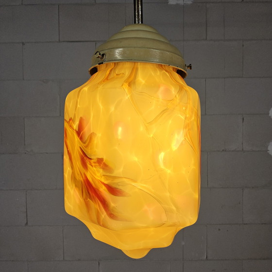 Image 1 of Suspension Art Déco ancienne en verre opalin marbré ambré