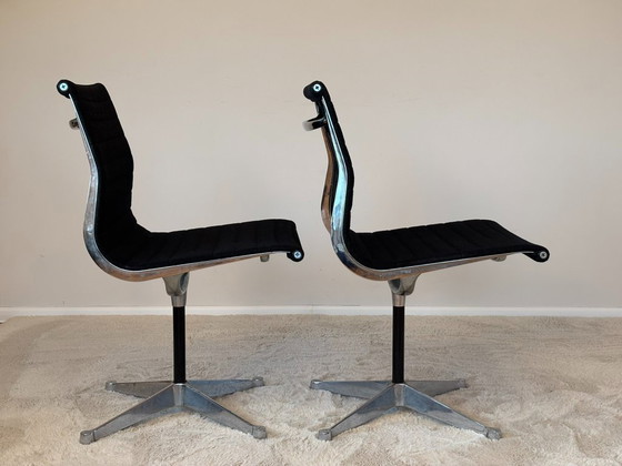 Image 1 of Chaises en aluminium modèle EA 105, conçues par Eames pour Herman Miller, années 1970, lot de 2