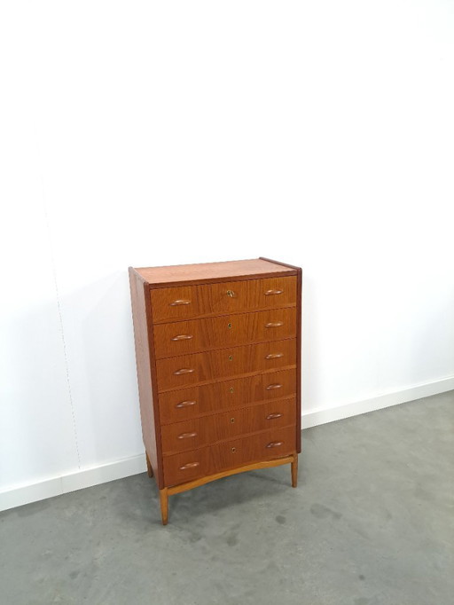 Cómoda danesa de teca con 6 cajones y patas elegantes