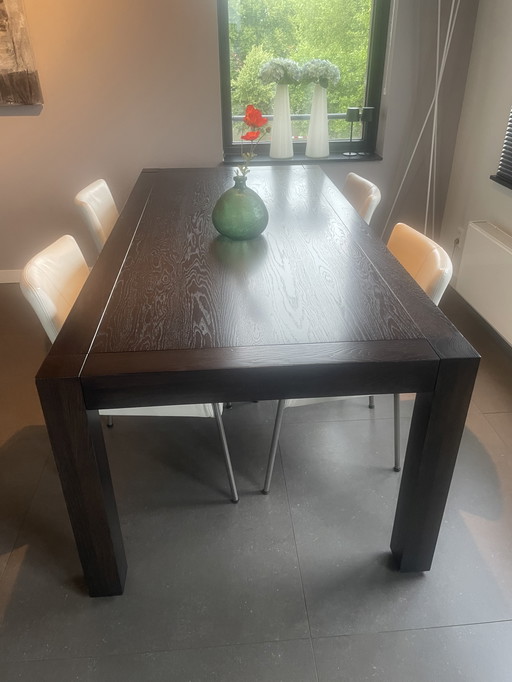 Donker gebeitste eikenhouten tafel met 4 stoelen