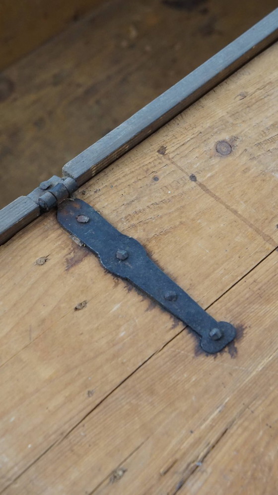 Image 1 of Le coffre de mariée/table basse antique peint à la main du 19e siècle