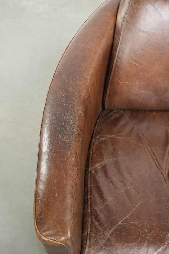 Image 1 of Karaktervolle en stoere donker cognac bruine rundleren Aviator design fauteuil/ armchair met een interessante vorm