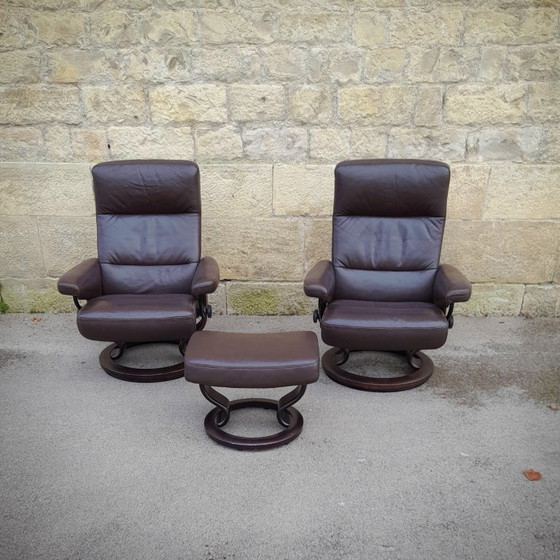 Image 1 of Paire de fauteuils et ottoman scandinaves en cuir Stressless par Ekornes, Norvège, 1970