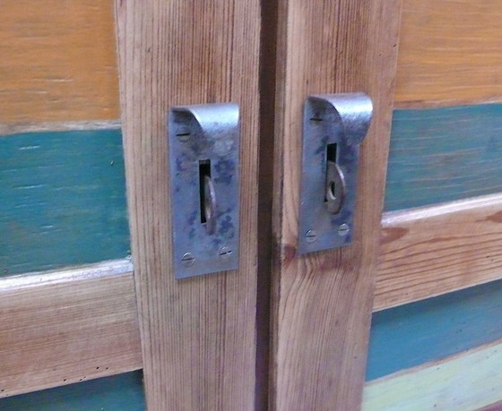 Image 1 of Antiker Spind Werkstattschrank Dielenschrank 2 Türen Naturholz + Shabby Bunt