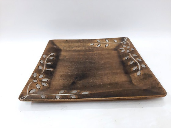 Image 1 of Plato cuadrado de madera de acacia, fuente para servir con adornos florales en tono plateado.