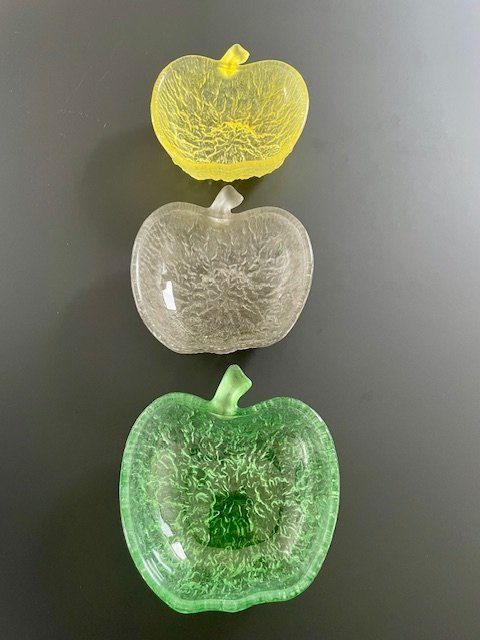 Image 1 of 3 X bols en verre vintage en forme de pomme de Covetro Italia