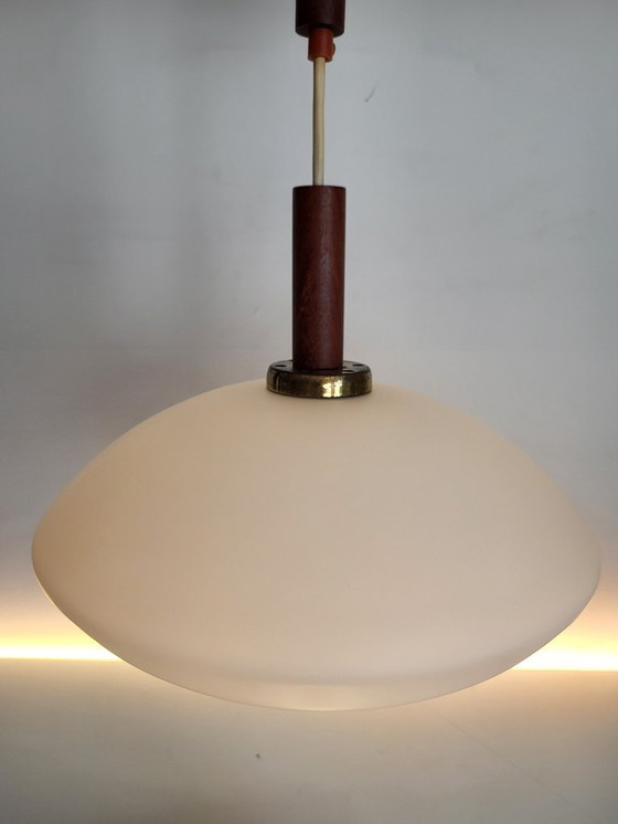 Image 1 of Lampada a sospensione vintage in vetro opalino, stile scandinavo, teak, anni '60