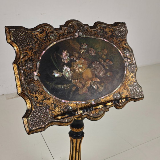 Image 1 of Atril francés antiguo de papel maché lacado con incrustaciones de nácar, ca. 1880.