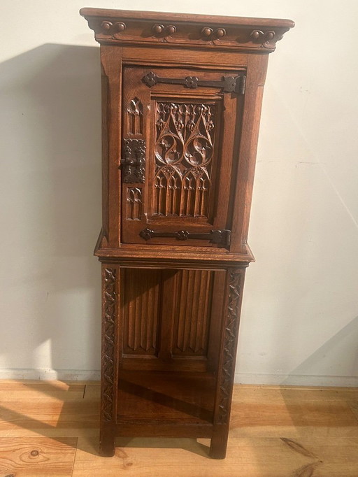 Armoire gothique à une porte du XIXe siècle en chêne