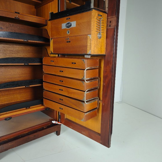 Image 1 of Armadio da uomo Compactom Ltd modello JCH con cassetti segreti – Inghilterra, ca. 1920