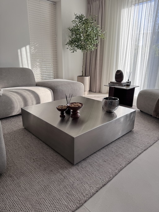 Table basse en acier inoxydable - Dimensions : 120 x 120 cm, hauteur : 30 cm