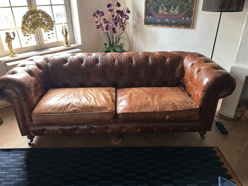 Canapé Chesterfield trois places en cuir cognac