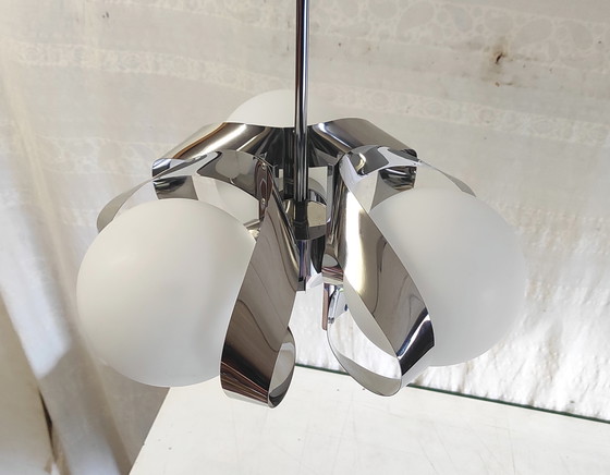 Image 1 of Lámpara de araña de estilo futurista en cromo y cristal opalino - década de 1970