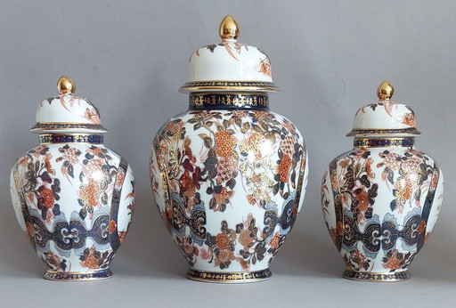 Saji Imari Vases - Porcelain - Japan - mid 20th century