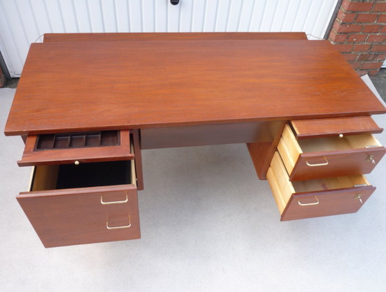Indrukwekkend vintage teakhouten bureau – Wood (photo 9 of 12)
