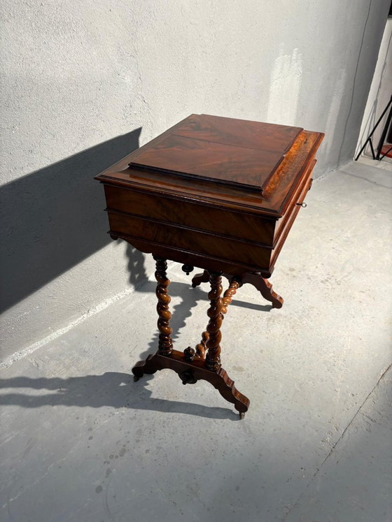 Image 1 of Antieke houten naaitafel met lade