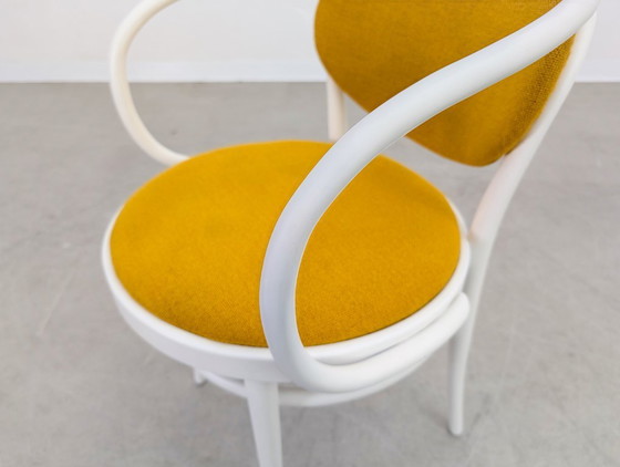 Image 1 of Set van 7 Thonet stoelen 210 P gebogen hout jaren 60 geel designklassieker