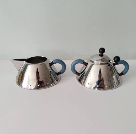 Image 1 of Zuccheriera, lattiera e due tazzine da caffè espresso di Alessi, progettate da Michael Graves