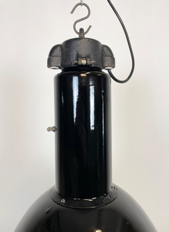 Image 1 of Industrielle Bauhaus-Hängeleuchte aus schwarzem Emaille, 1930er Jahre