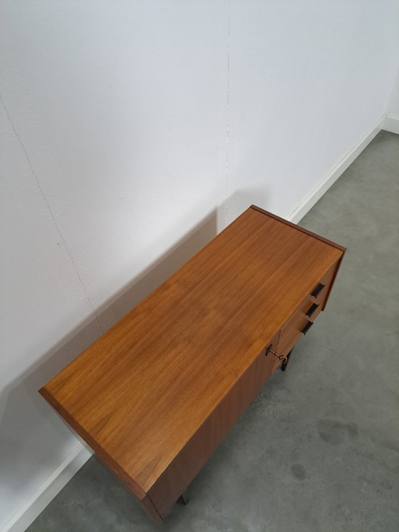 Image 1 of Mid-Century teak kastje op hoge zwarte poten met lades