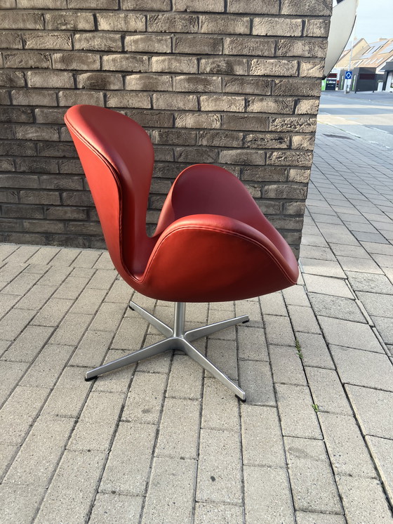 Image 1 of Silla Fritz Hansen Swan en cuero rojo indio, ¡¡¡NUEVA!!!