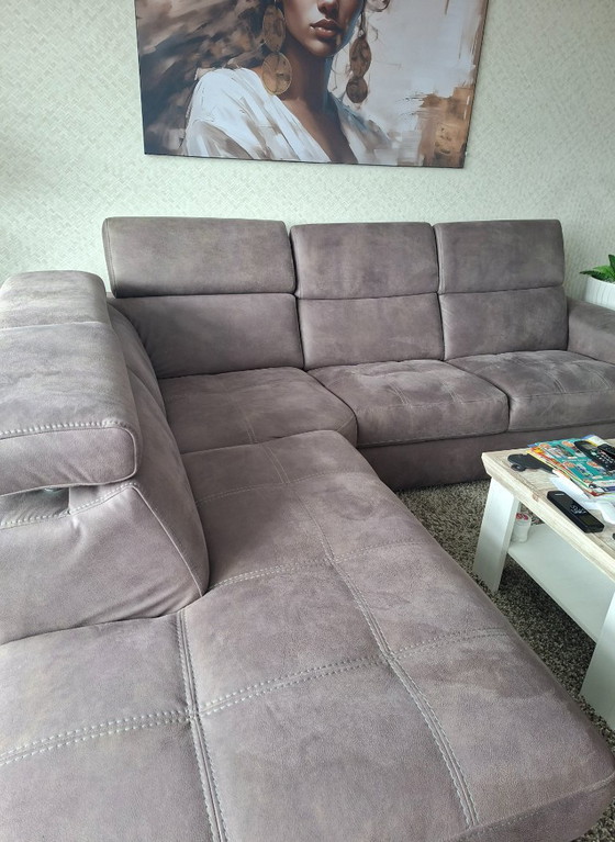 Image 1 of Divano angolare in tessuto marrone effetto pelle