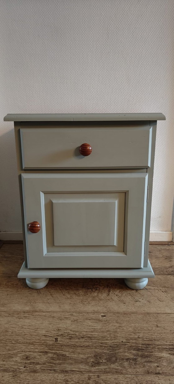 Image 1 of charmanter hellgrüner Nachttisch – im Brocante-Stil