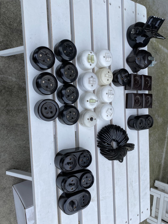 Image 1 of Lot de vieux interrupteurs en bakélite