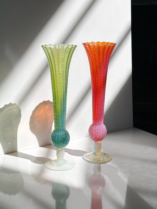 Vintage MCM Empoli Vasen Paar Opalglas Milchglas Irisierend Rosa Grün Swirl Italien Vasen Mid Century Murano Opalina Fiorentina