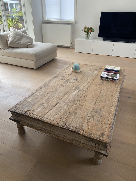 Image 1 of Table basse indienne antique unique en bois 170x100x33 cm