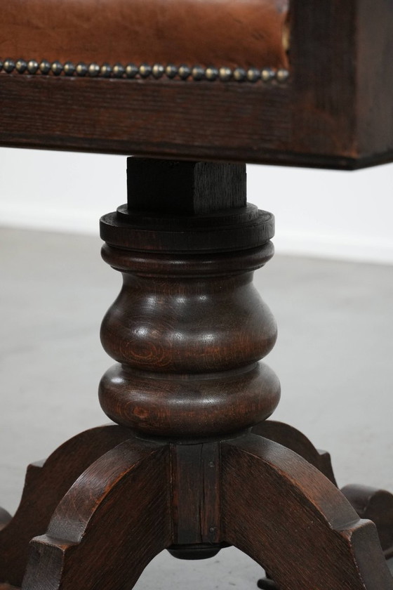 Image 1 of Elegante antieke schapenleren bureaustoel met een zwaar houten frame