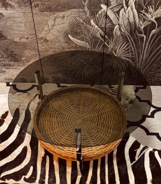 Image 1 of Table basse vintage de l'ère spatiale / Table basse avec base chromée et panier de lecture en rotin