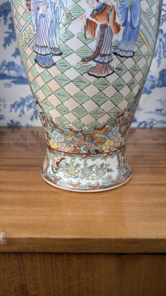 Image 1 of Vaso in porcellana cinese di Canton con decorazione a palazzo e floreale firmato Nian Qian Zhilong metà del XX secolo