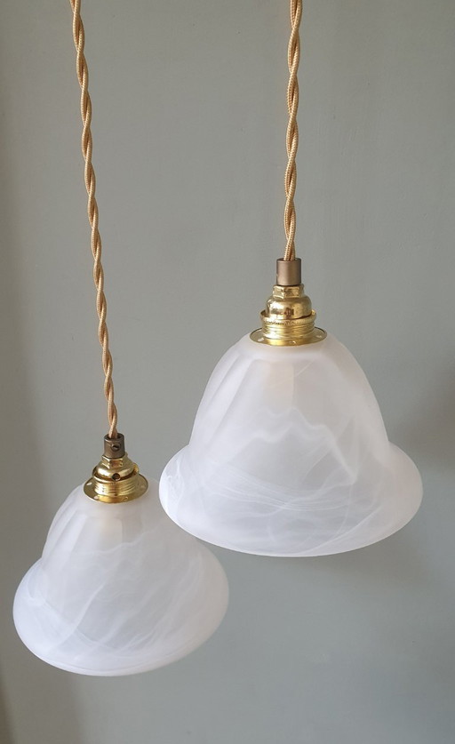 Ensemble de Suspensions Vintage en Verre Dépoli avec des 'Tourbillons' Tissés dans le Verre.