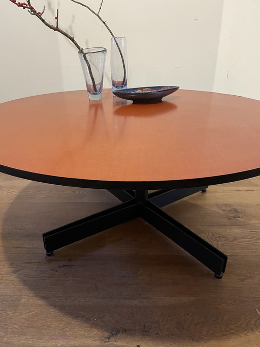 Table basse ronde avec pieds en métal et plateau en contreplaqué