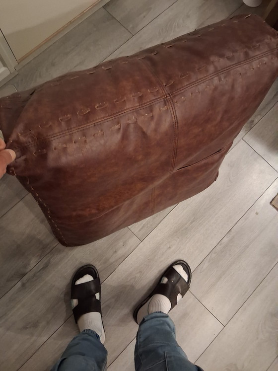 Image 1 of Magnifique pouf vintage fait main en cuir marron/bordeaux.