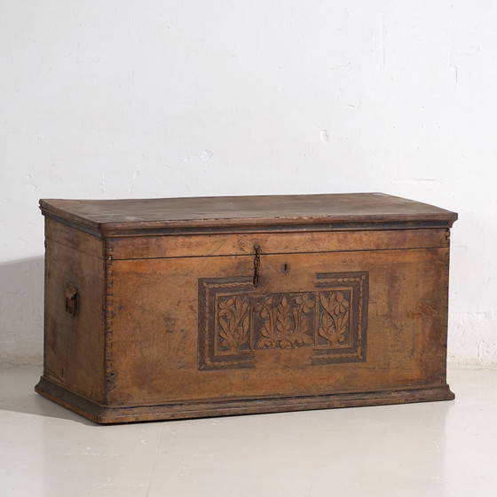 Coffre ancien avec motifs floraux gravés (c.1850) #14 – Commodes, Rustic (photo 8 of 40)