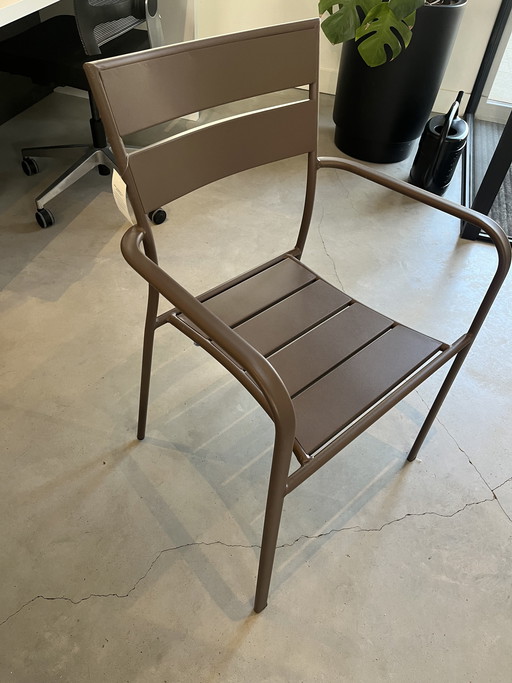 Nuevas sillas para interiores o exteriores.