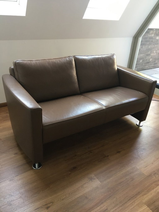 Zweisitziges Designer-Ledersofa von Touché in neuwertigem Zustand.