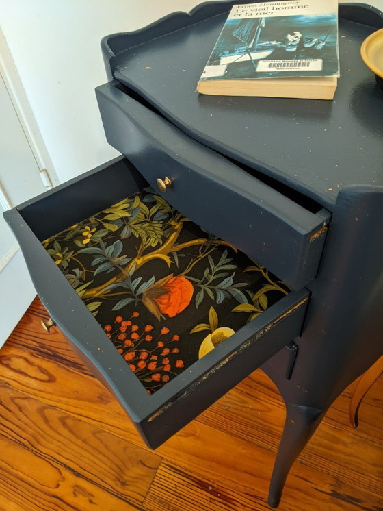 Image 1 of Mesita de noche restaurada estilo Luis XV, azul marino y pan de oro