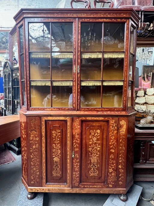 Renaissance display case. Dutch marquetry with floral motifs. – vitrinekasten, Wood (photo 2 of 8)