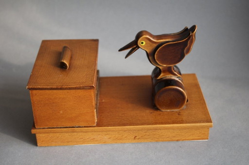 Distributeur de cigarettes vintage en bois en forme d'oiseau, datant des années 1950/60. (photo 2 of 8)